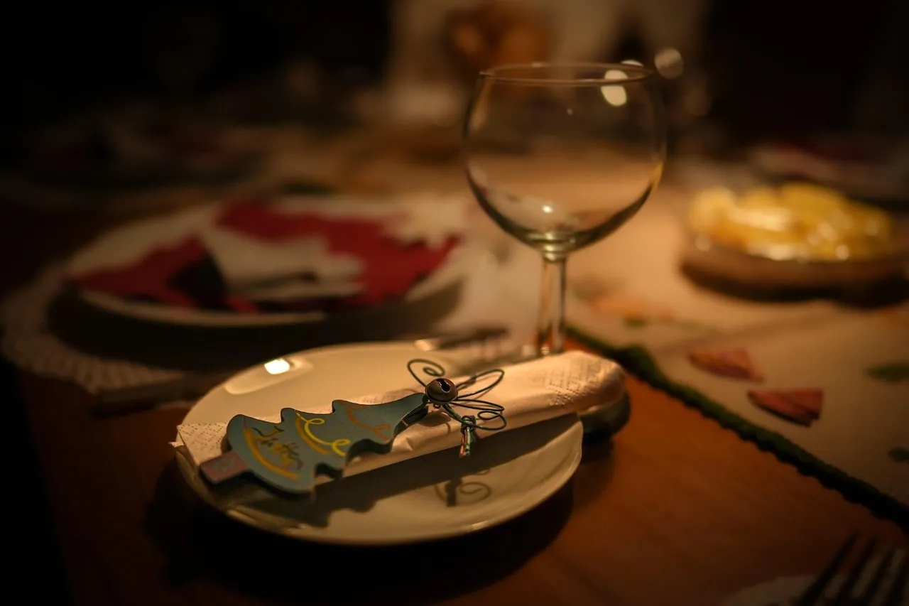 Comida o cena de Navidad con la plantilla: cuándo es gasto deducible y qué pasa con el IVA