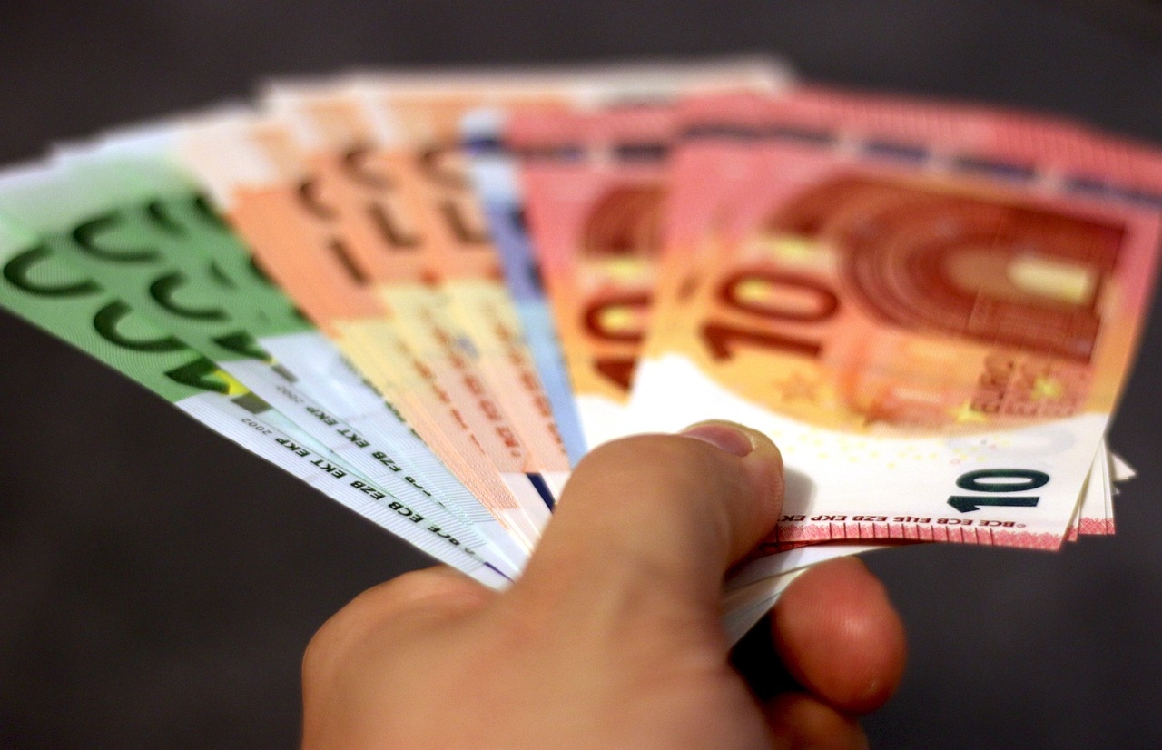 Una factura pagada con dos medios de pago (efectivo y transferencia): cómo reflejarlo
