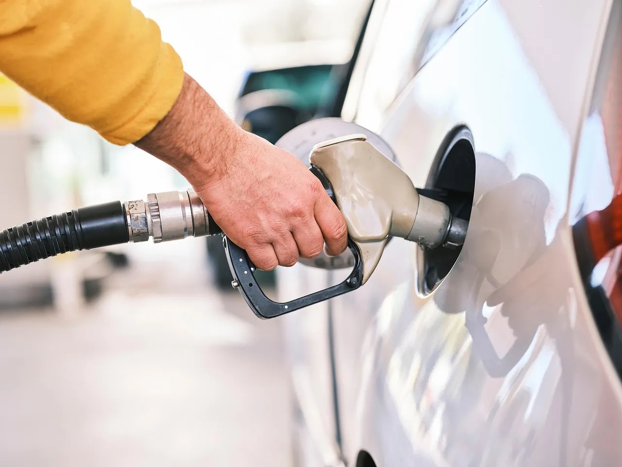 Ticket de gasolinera: cómo pedir la factura con tu NIF y deducir el IVA del combustible
