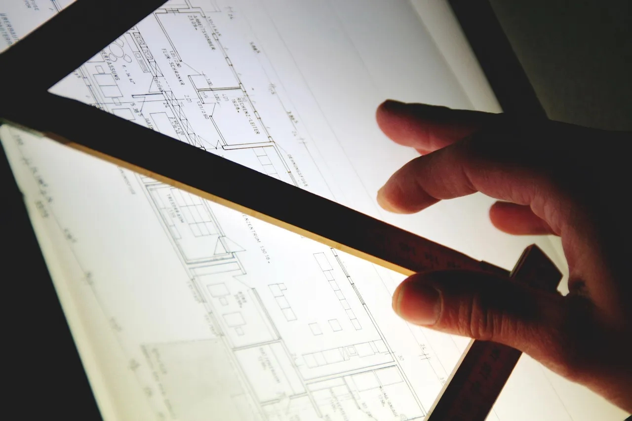 Facturar como arquitecto o aparejador autónomo: honorarios por fases, IVA, retención y visado