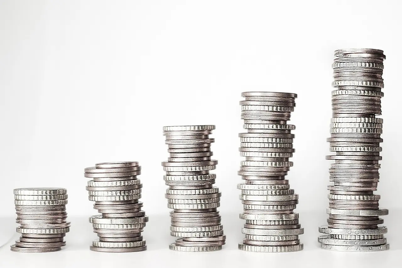 Facturar cuando cobras por Stripe o PayPal: qué hacer con la comisión que te descuentan