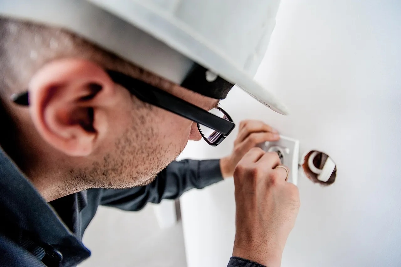 Facturar como electricista o fontanero autónomo: avisos urgentes, desplazamiento y cobro en el momento