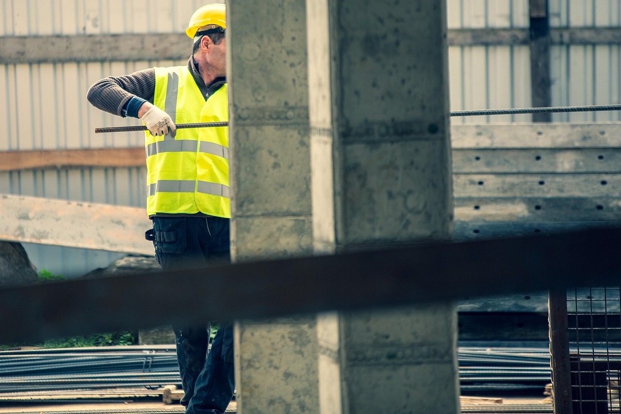 Cómo facturar en el sector de la construcción: inversión del sujeto pasivo e IRPF