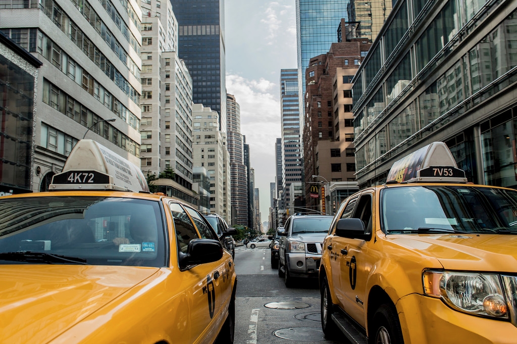 Facturar como taxista o conductor VTC autónomo: IVA, factura simplificada y cuándo hace falta factura completa