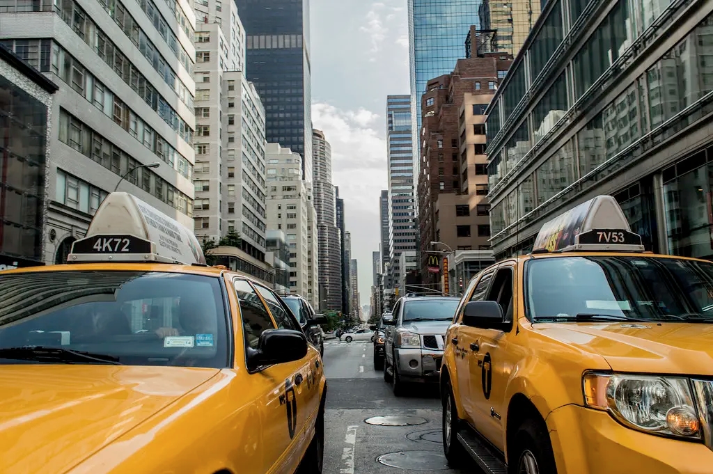 Facturar como taxista o conductor VTC autónomo: IVA, factura simplificada y cuándo hace falta factura completa