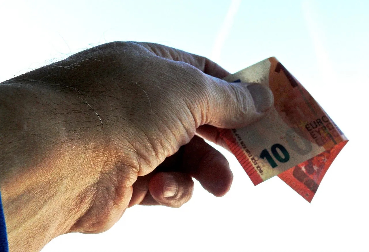 Cliente que paga en efectivo por encima del límite legal: qué hacer con la factura y el riesgo de sanción